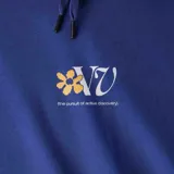 Canguro azul con capucha, cordones ajustables, bolsillo tipo canguro y puños y cintura acanalados. Estampado pequeño con una flor y letras en el pecho.