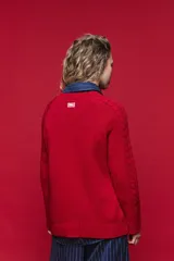 Sweater de tejido de punto negro con tramas de ochos en las mangas y laterales, cuello redondo a la base y mangas largas.