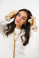 Guantes mitones dorados de cuero con interior de lana natural color crema.