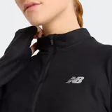 Campera deportiva New Balance con cierre frontal completo, cuello alto y mangas largas con agujeros para los pulgares. Presenta un tejido de punto teñido en espacio (space dye) en tonos oscuros y el logo NB reflectante en el pecho.