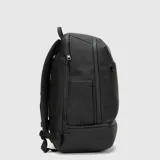 Mochila deportiva negra de diseño minimalista, con múltiples compartimentos, incluyendo espacio térmico para raquetas, bolsillo inferior ventilado para calzado y compartimento interno para laptop.