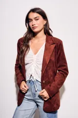 Blazer color marrón de gamuza sintética, corte clásico, con solapas y cierre con dos botones.