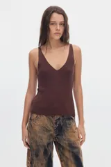 Musculosa de tejido rib color negro, con escote en pico y tirantes finos.