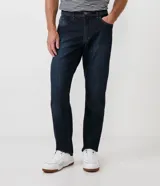 Pantalón de jean slim fit color azul oscuro, con bolsillos delanteros y traseros.