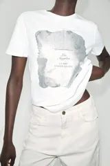 Camiseta blanca de manga corta y cuello redondo, con detalle de estampa central metalizada de efecto texturizado y diseño regular fit.
