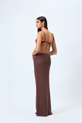 Falda larga tejida color marrón oscuro, con trama calada y cordón ajustable en la cintura.