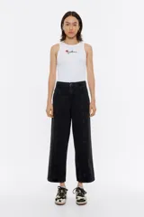 Pantalón vaquero negro de corte recto cropped, tiro bajo, cierre de botón y maxibolsillos diagonales.