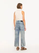 Pantalón de jean celeste de corte ancho, con tiro alto y lavado claro.