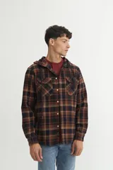 Sobrecamisa de franela gruesa a cuadros color marrón, azul y beige, con capucha forrada, bolsillos en el pecho con tapa, botones personalizados y calce holgado.