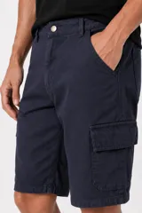 Bermuda cargo color natural de algodón, con bolsillos laterales con solapa y trabillas para cinturón.