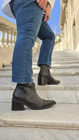 Botas cortas de cuero color blanco marfil con punta fina texturizada estilo reptil y taco cuadrado de madera de 6 cm.