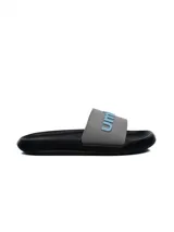 Ojota Umbro con base negra y tira superior gris con el logo de la marca en relieve color celeste.