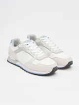Championes urbanos Rusty modelo Nour, de diseño deportivo con paneles en tonos gris claro, blanco y detalles en celeste. Confeccionados en una combinación de materiales sintéticos y gamuza, cuentan con cordones frontales y suela de goma con relieve.
