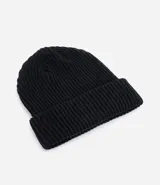Gorro de lana acrílica con textura acanalada y borde inferior plegado.