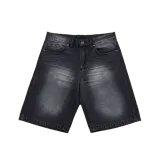 Bermuda de jean negra con efecto gastado, corte holgado y largo por debajo de la rodilla.