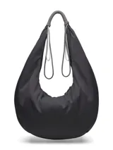 Bolso tipo hobo de diseño ergonómico y minimalista en color negro, con tecnología resistente al agua. Presenta una estructura curva, correas ajustables con detalles de cordones técnicos y cierre principal con tiradores multifuncionales.