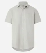 Camisa de manga corta confeccionada en mezcla de lino y algodón, con cuello inglés, cierre frontal de botones y bolsillo en el pecho. Presenta un corte comfort holgado y diseño liso.