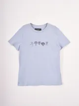 Remera de algodón color celeste, con cuello redondo, mangas cortas y estampa frontal minimalista de macetas con flores.