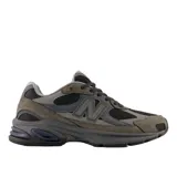 Championes New Balance modelo 2010, con diseño inspirado en el rendimiento de los años 2000. Presenta una parte superior de malla con revestimientos de nobuk y sintéticos en tonos grises y oscuros. Cuenta con suela segmentada ABZORB con amortiguación de gel, estructura de TPU para soporte en el mediopié y detalles reflectantes.