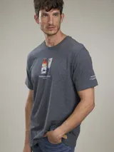 Remera gris de algodón con cuello redondo y estampado frontal de dos botellas con la inscripción "BENSON & THOMAS CREATIVE ARCHIVE".