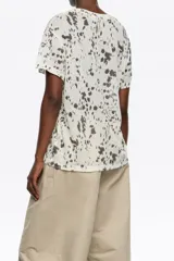 Camiseta de corte holgado con escote redondo y manga corta, confeccionada en una mezcla de lyocell y lana con estampado de manchas abstractas.