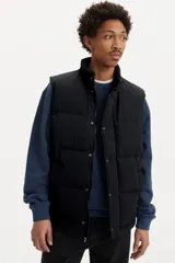 Chaleco puffer negro con cuello alto, cierre frontal de cremallera y botones a presión.