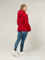 Campera ligera acolchada de corte entallado, con cierre frontal de cremallera, cuello alto con capucha integrada y bolsillos laterales con cierre. Presenta un diseño de costuras horizontales y diagonales.