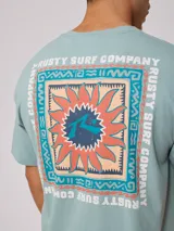 Remera blanca de manga corta de ajuste holgado con estampa en el pecho.