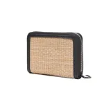 Billetera de diseño compacto confeccionada con textura símil mimbre natural y detalles en cuero sintético negro. Cuenta con cierre perimetral y placa metálica frontal con el logo de la marca.