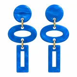 Aros colgantes de resina azul con diseño geométrico compuesto por tres piezas unidas por argollas doradas: un círculo superior, un óvalo central y un rectángulo inferior calado.