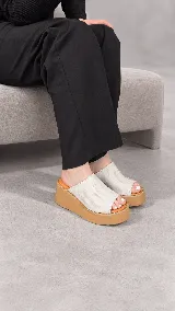 Zueco de plataforma corrida color azul con textura efecto croco, capellada amplia y plantilla en tono suela.