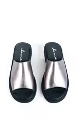 Sandalias chatas de cuero color peltre, fabricadas en Uruguay.