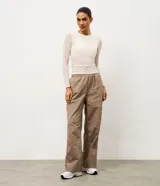 Remera deportiva de manga larga y cuello redondo, confeccionada en microfibra de poliamida con elastano, de diseño ajustado y corte entallado, con detalles en tul.
