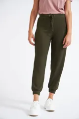 Pantalón tipo jogging de tejido rib color verde militar, con cintura elástica con cordón ajustable y puños en los tobillos.