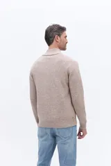 Buzo de tejido de punto color gris, con cuello alto y cierre frontal parcial. Presenta un diseño de calce regular con logo bordado en el pecho.