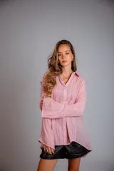 Camisa blanca de manga larga con detalle de bordados verticales en el frente y puños acampanados.