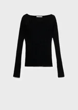 Jersey de punto fino canalé color negro, con diseño entallado, cuello barco y manga larga.