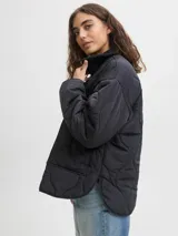 Campera acolchada de color gris oscuro, con diseño matelaseado de ondas, cuello alto en rib, cierre frontal con cremallera metálica y bolsillos frontales aplicados.
