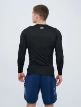 Remera térmica deportiva Umbro de manga larga y cuello redondo, en color azul marino, con logo de la marca estampado en el pecho.