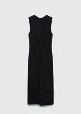 Vestido midi negro sin mangas, confeccionado en algodón, con cuello redondo y diseño recto. Presenta detalles drapeados con un nudo en el centro de la cintura.
