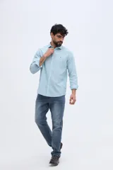 Camisa de manga larga de lino y algodón color celeste, con fit semi slim y cuello clásico.