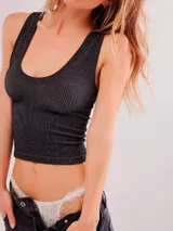 Top negro sin mangas, de estilo básico y sin costuras, con textura tejida y escote redondo.