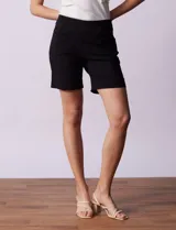 Short blanco de gabardina elastizada, marca Zac & Rachel, con pretina ancha elastizada y bolsillos delanteros.