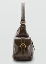 Bolso tipo bandolera de poliuretano en color marrón con acabado brillante, diseño estructurado con múltiples bolsillos externos con cierre y herrajes metálicos dorados.