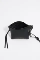 Monedero mini Bimba y Lola de cuero negro con asa extraíble, logo metálico y cierre con cremallera.