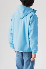 Campera liviana color celeste, con capucha y cierre frontal.