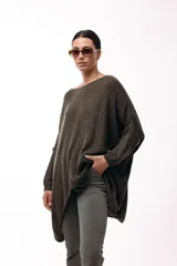 Sweater de punto con silueta amplia y relajada, cuello redondo y mangas largas con puños ajustados. Presenta un diseño de caída fluida y tejido suave.