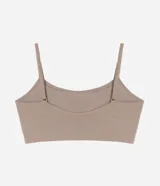 Soutien top marrón con textura seamless, escote redondo y tirantes finos ajustables. Cuenta con copas desmontables.