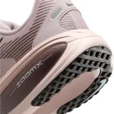 Championes Nike Vomero 18, color negro con swoosh blanco y suela gruesa en tono off-white. Diseñados con tecnología ZoomX para máxima amortiguación y retorno de energía, ideales para running.