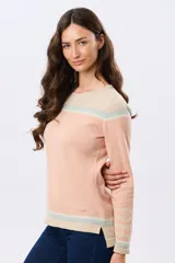 Buzo tejido de algodón con diseño a rayas en tonos beige, blanco y lila, de manga larga y cuello redondo, con calce relajado.
